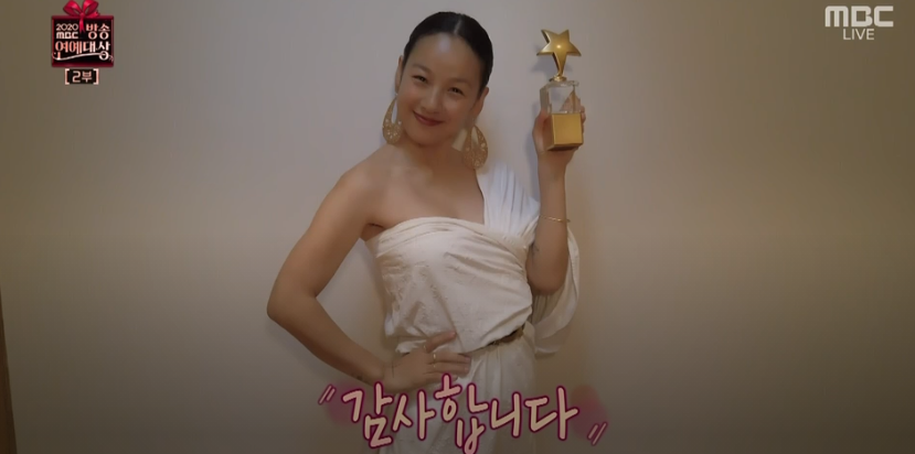 yjsphilippines's tweet photo. [MBC Entertainment Awards]

Congratulations to CheonOk/Lee Hyori for winning this year's "Grand Prize for Music &amp; Talk(Female)"

#HowDoYouPlay #Hyori #JimiYu #Cheonok
#yoojaesuk #yujaeseok #유재석 #유재석 #유느님 https://t.co/CXWKw7Z9ak