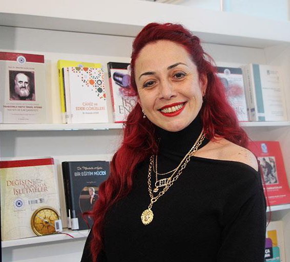 Bugün vahşice katledilen akademisyen #AylinSözer, "Biz toplumda şiddeti ne kadar çok gözlemliyorsak çocuklar arasında da o kadar yaygınlaşıyor." demişti. 
        Ve bugün yakılarak öldürüldü!
Ülkemiz devasa bir kadın mezarlığına dönüştü. 
Çok üzgünüz, çok kızgınız !