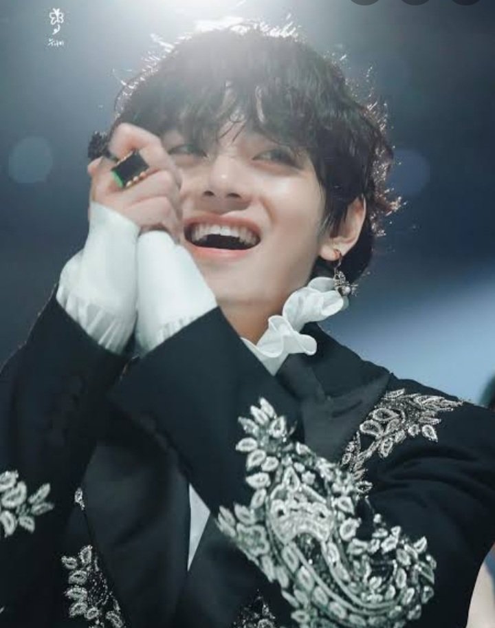 Bio_Champions's tweet photo. @bts_bighit Happy Birthday Kim TaeHyung

Thank you for inspiring us. Thank you for loving us. Thank you for teaching us to be ourselves. Thank you for making us laugh when we felt down. Thank you for bringing a smile to our faces when we felt sad. Thank you for being you.

HAPPY V DAY https://t.co/5GFCtCgiXz