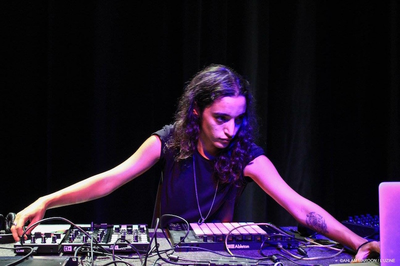 Sama Abdullahi son yılların en sansasyonel DJ'lerinden biri. Bildiğim kadarıyla dünya sahnesinde adını duyuran ilk Filistinli, Orta Doğu'nun -bence- en iyi DJ'i. Sama bugün "yaptığı müzik Filistin mirasına uygun olmadığı" gerekçesiyle gözaltına alınmış. #FreeSama (1/2)