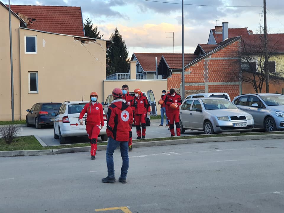 Rode Kruis (@rodekruis) on Twitter photo Noodteams van het #RodeKruis in #Kroatië zijn ter plaatse in #Petrinja. Ze helpen bij evacuatie en verlenen eerste hulp. De stad werd geraakt door een #aardbeving met een kracht van 6.4 om 12:19 uur vandaag. Dit is de zwaarste aardbeving in Kroatië in 140 jaar. <a href="/crvenikriz_hr/">Hrvatski Crveni križ</a> Noodteams van het #RodeKruis in #Kroatië zijn ter plaatse in #Petrinja. Ze helpen bij evacuatie en verlenen eerste hulp. De stad werd geraakt door een #aardbeving met een kracht van 6.4 om 12:19 uur vandaag. Dit is de zwaarste aardbeving in Kroatië in 140 jaar. <a href="/crvenikriz_hr/">Hrvatski Crveni križ</a>