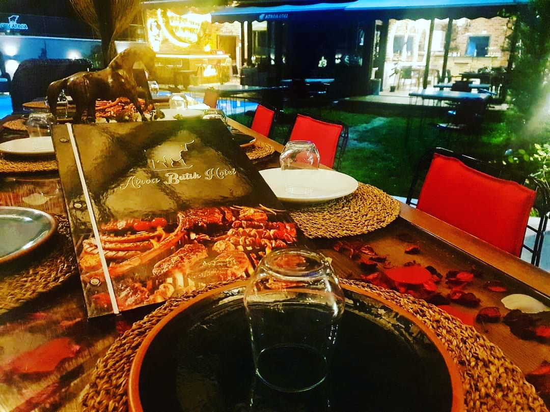 Aileniz ile beraber nostaljik  bir akşam yemeğine buyurmaz mısınız?Rezervasyon için otelatroa.com 😊👫#OtelAtroa #Keşfetteyiz #AtroaOtel #Otel #Doğa #Spa #Huzur #İznikGölü #Bursa #Keşfet #Serenity #Nature #Family #Aile #Love #Aşk #Sevgi #AkşamYemeği #Dinner