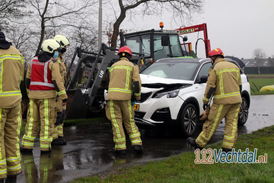 Bestuurder tractor verleent geen voorrang in #Nijeveen en veroorzaakt aanrijding. 112Vechtdal.