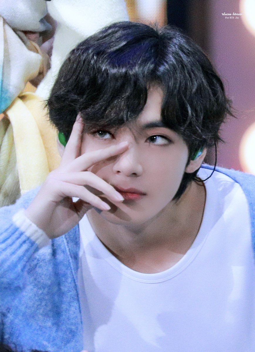JMLOVEMODE's tweet photo. #HAPPYVDAY 🐯 태탄절 🎂 기념으로 올려주시는 홈마님들 축하 사진 타래💜

#태형생일ㅊㅋ
#태형아_생일축하해
#HappyTaehyungDay
#겨울에태어난_우리의봄_태형아보라해
#HAPPYVDAY_태형이의날들이밝게빛나길
#아미의행복전도사_태���의_26번째생일
#사랑스런_겨울곰_태형아생일축하해
#뷔 @BTS_twt https://t.co/5KgV2hJfYN