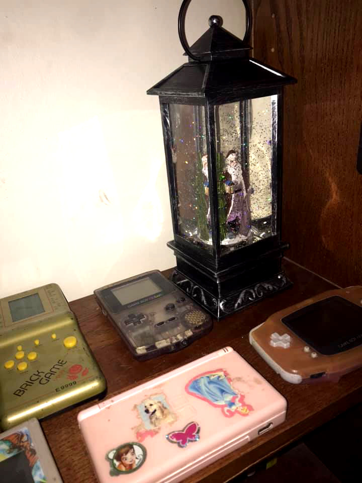 MattiRetro's tweet photo. A little X-mas spirit on the gaming shelves as well :) #christmas #gaming #Nintendo #gameboy #portablegaming #xmas #gamers https://t.co/THZSYBgElA