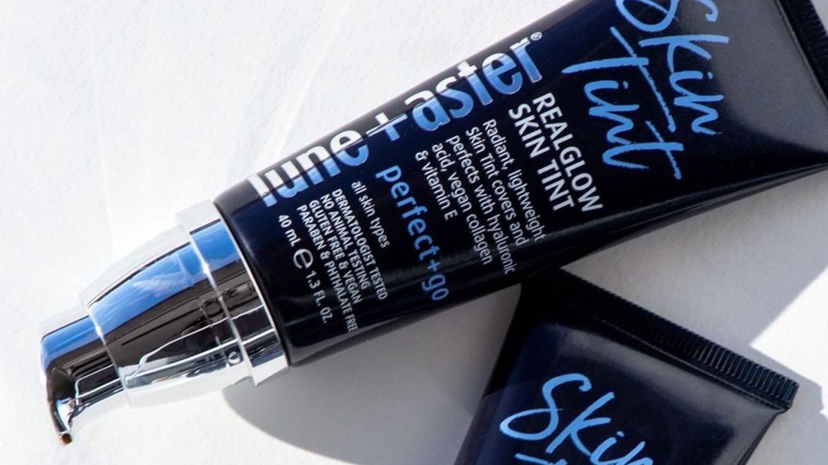 Applying foundation can be tricky with dry winter skin. #RealGlow Skin Tint is formulated with hyaluronic acid and Vitamin E to hydrate 💦 the skin while providing ultra-light, customizable coverage. 💞