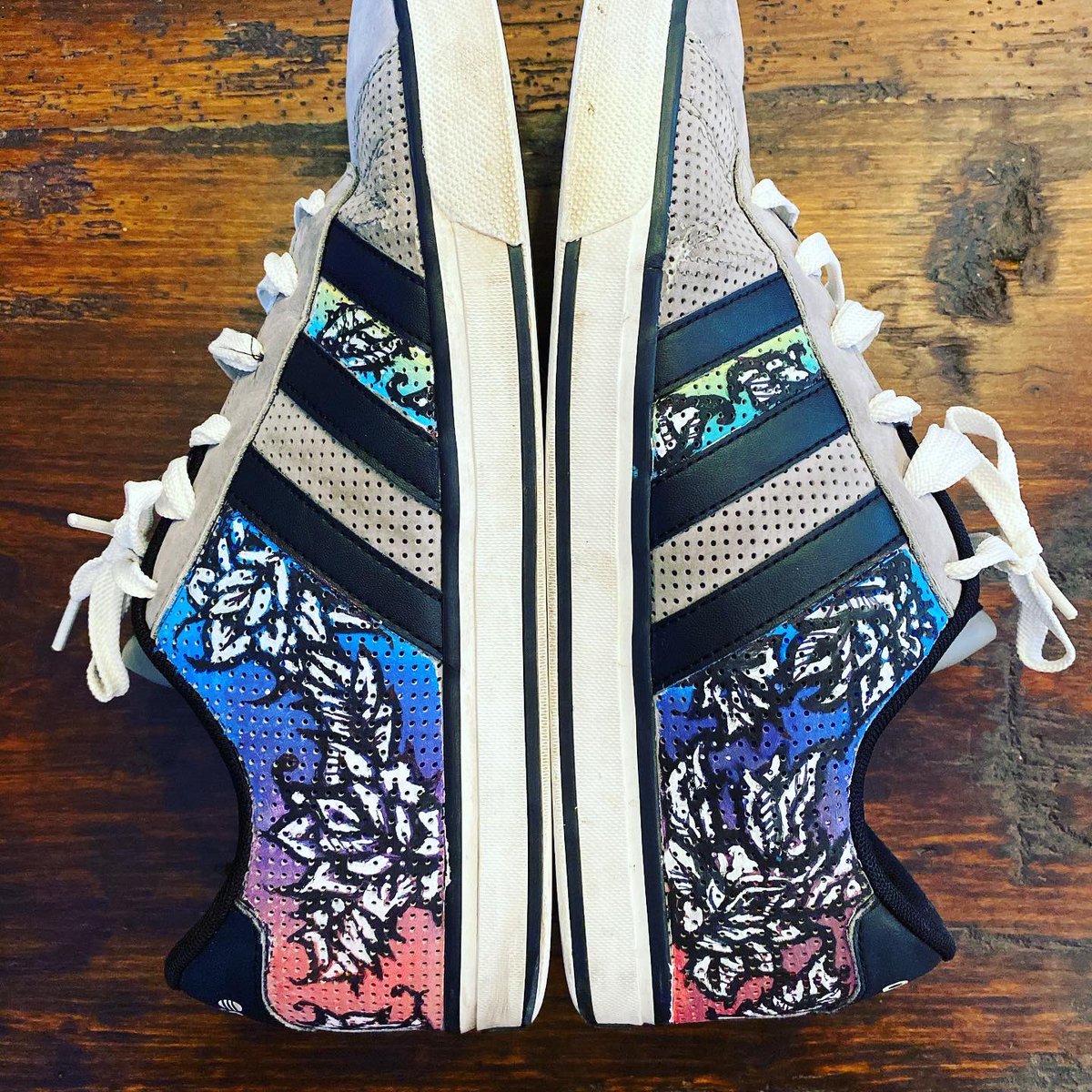 QuarantineFaces's tweet photo. #painting shoes... #fineart #makeart #customkicks https://t.co/aiN8WeN7bh