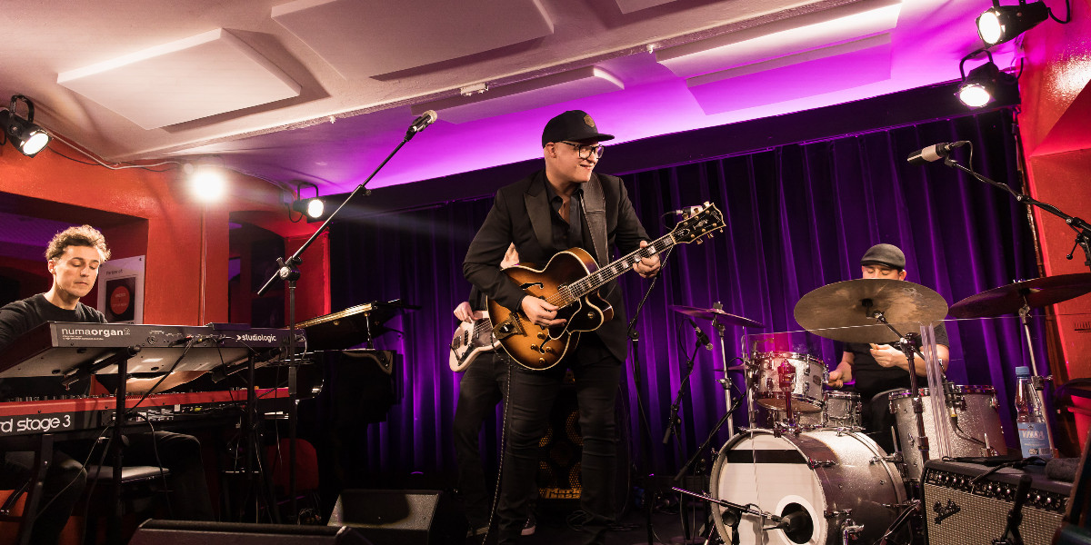 enercity's tweet photo. #Jazz geht´s los mit Torsten Goods 🎻
Heute um 19:00 Uhr ist der #Gitarrist zu Gast bei Rainer Raddau und Vanessa Erstmann im Jazz Club Hannover. Hier https://t.co/08G70kSj97 kannst du das 4. #sofakonzert kostenlos streamen.
Foto: H. Krückeberg
#positiveenergie #initiativemusik https://t.co/7bK5JLWZlr
