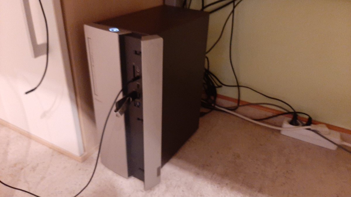 Luca11570932's tweet photo. #ichbinbroke
Will mit Streamen anfangen geht mit dem PC net hab ein fettes bottelneck und der ist soeh balt kaputt weil der immer wenn ich ein game zocke auf ca. 90° GPU und CPU https://t.co/EMSnScvCL9