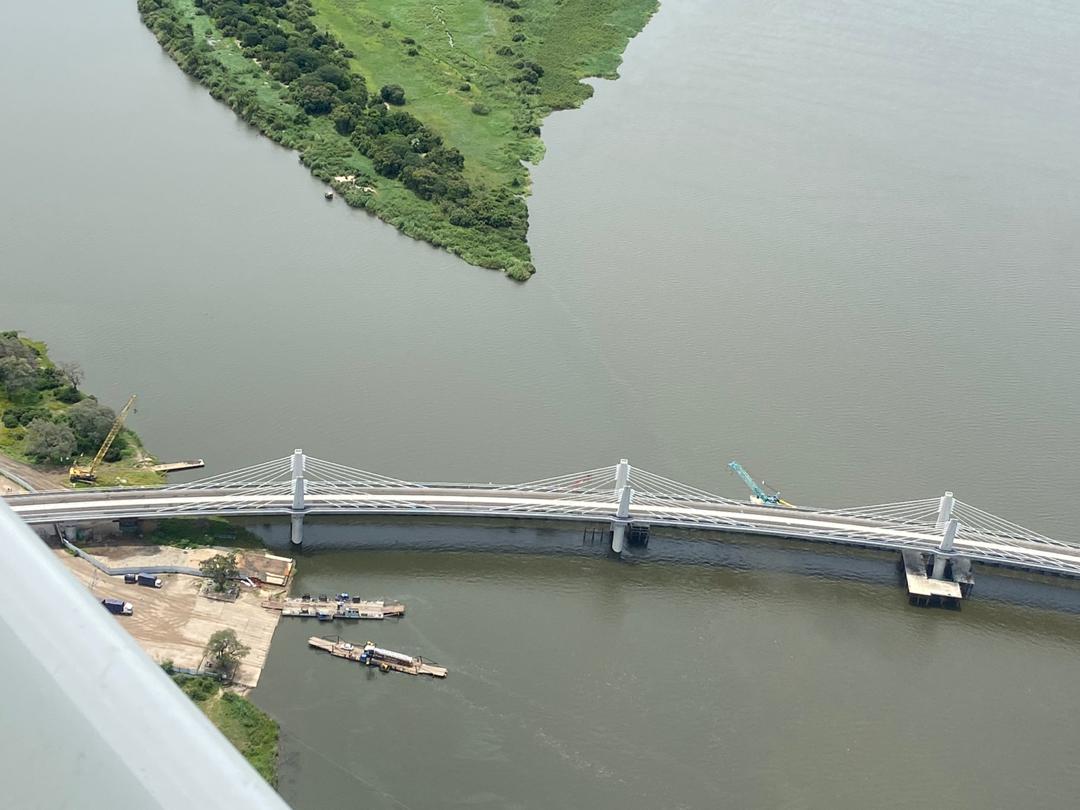 explorebots's tweet photo. @Perry_seneo writes Today I was awe-struck, I have long wanted to see this bridge. 923m long and 18.5m wide. Right under this #Kazungulabridge is the #QuadriPoint where four rivers of four countries meet ( #Zambia , #Zimbabwe , #Botswana and #Namibia)
#Peoplewildlifeenvironment https://t.co/zdPalfiAEv