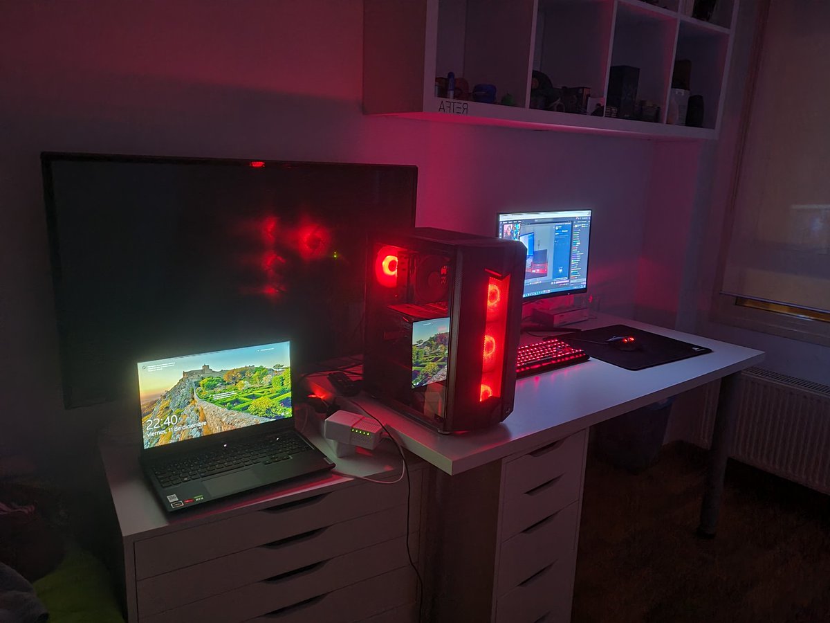 AimarDelRio's tweet photo. #setupstaxx
El portatil está puesto pa la foto y la tele la giro pa verla de chill en la cama https://t.co/Lvmmlx89vA