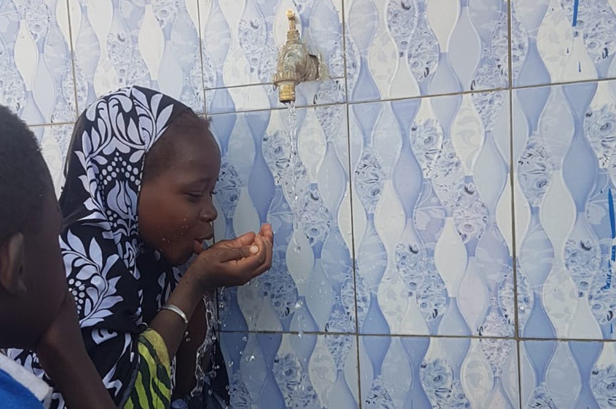 DiyanetVakfi's tweet photo. #BirDamlaHayat projemiz kapsamında Hayırseverlerimizin destekleriyle Mali'nin başkenti Bamako'dan 200 km uzaklıkta bulunan 3600 nüfuslu Nangolo köyünde Su kuyusu ve Vakıf Çeşmemizin a��ılışını gerçekleştirdik. #YolunİyilikOlsun https://t.co/Kb6lSCcl3n