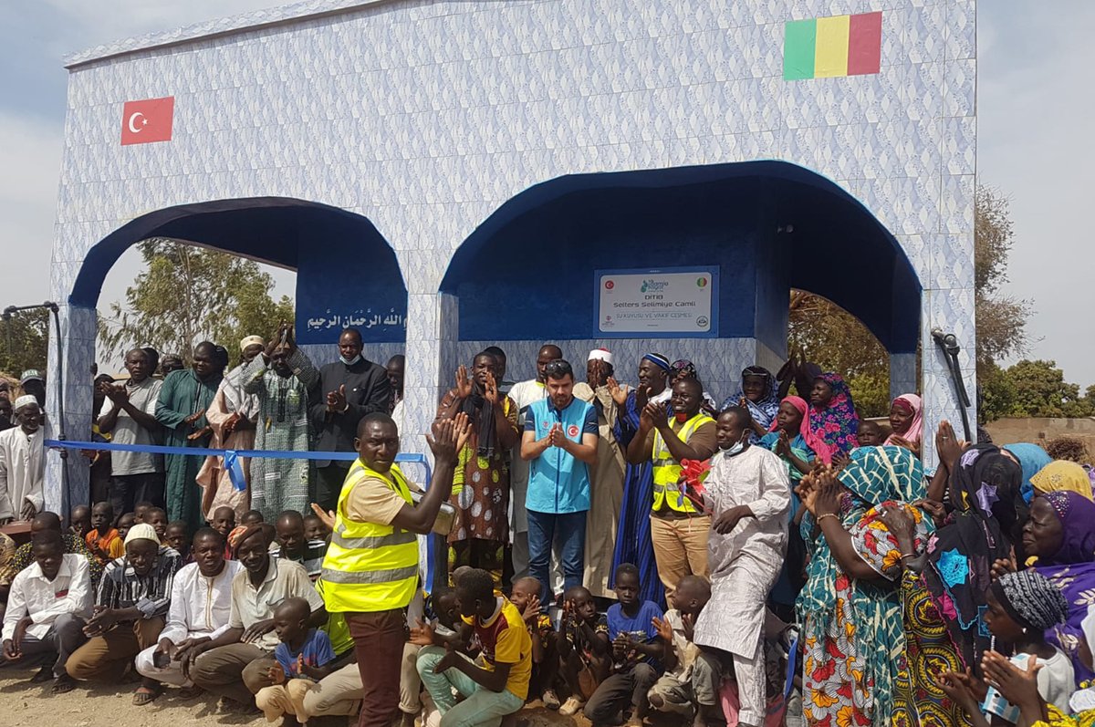 DiyanetVakfi's tweet photo. #BirDamlaHayat projemiz kapsamında Hayırseverlerimizin destekleriyle Mali'nin başkenti Bamako'dan 200 km uzaklıkta bulunan 3600 nüfuslu Nangolo köyünde Su kuyusu ve Vakıf Çeşmemizin a��ılışını gerçekleştirdik. #YolunİyilikOlsun https://t.co/Kb6lSCcl3n