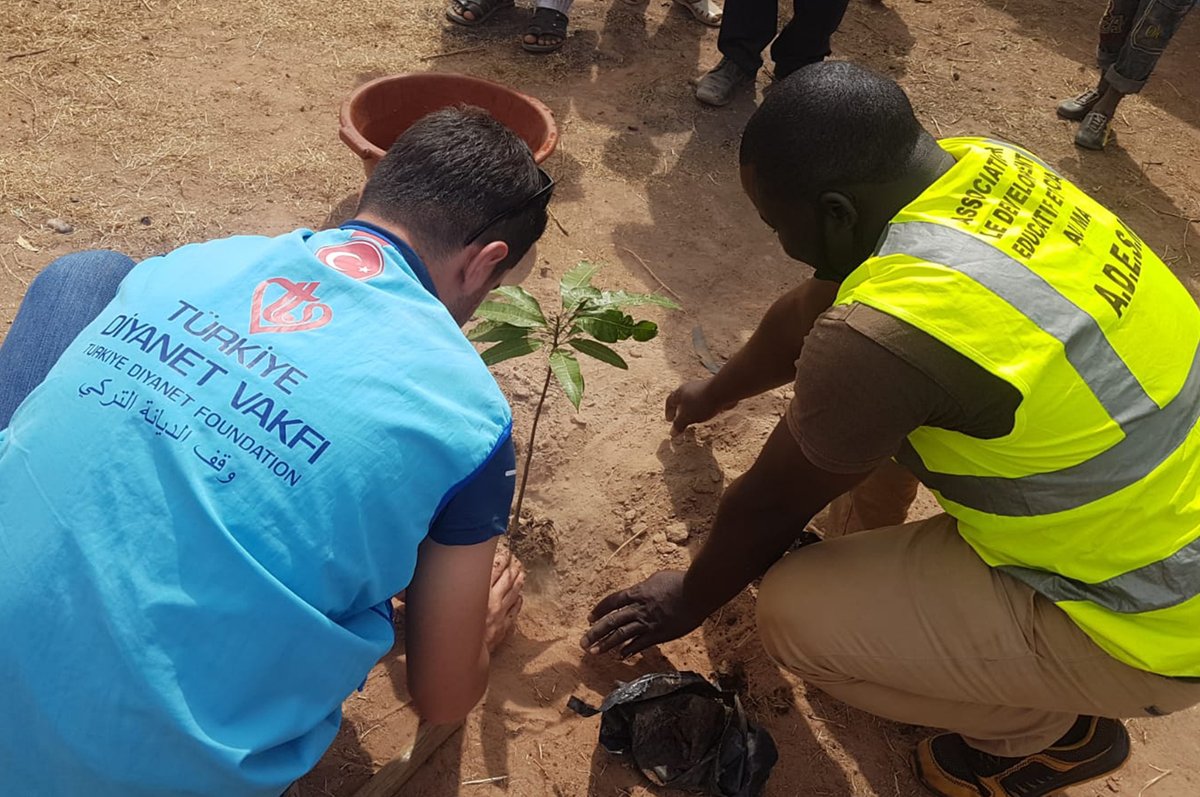DiyanetVakfi's tweet photo. #BirDamlaHayat projemiz kapsamında Hayırseverlerimizin destekleriyle Mali'nin başkenti Bamako'dan 200 km uzaklıkta bulunan 3600 nüfuslu Nangolo köyünde Su kuyusu ve Vakıf Çeşmemizin a��ılışını gerçekleştirdik. #YolunİyilikOlsun https://t.co/Kb6lSCcl3n