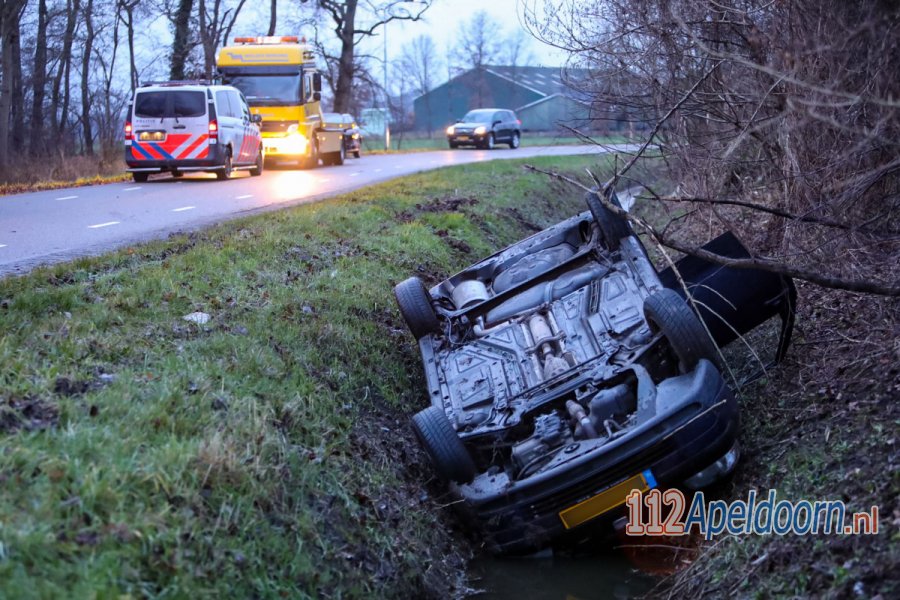 Auto raakt van de weg in #Teuge, bestuurster naar ziekenhuis. 112Apeldoorn.
