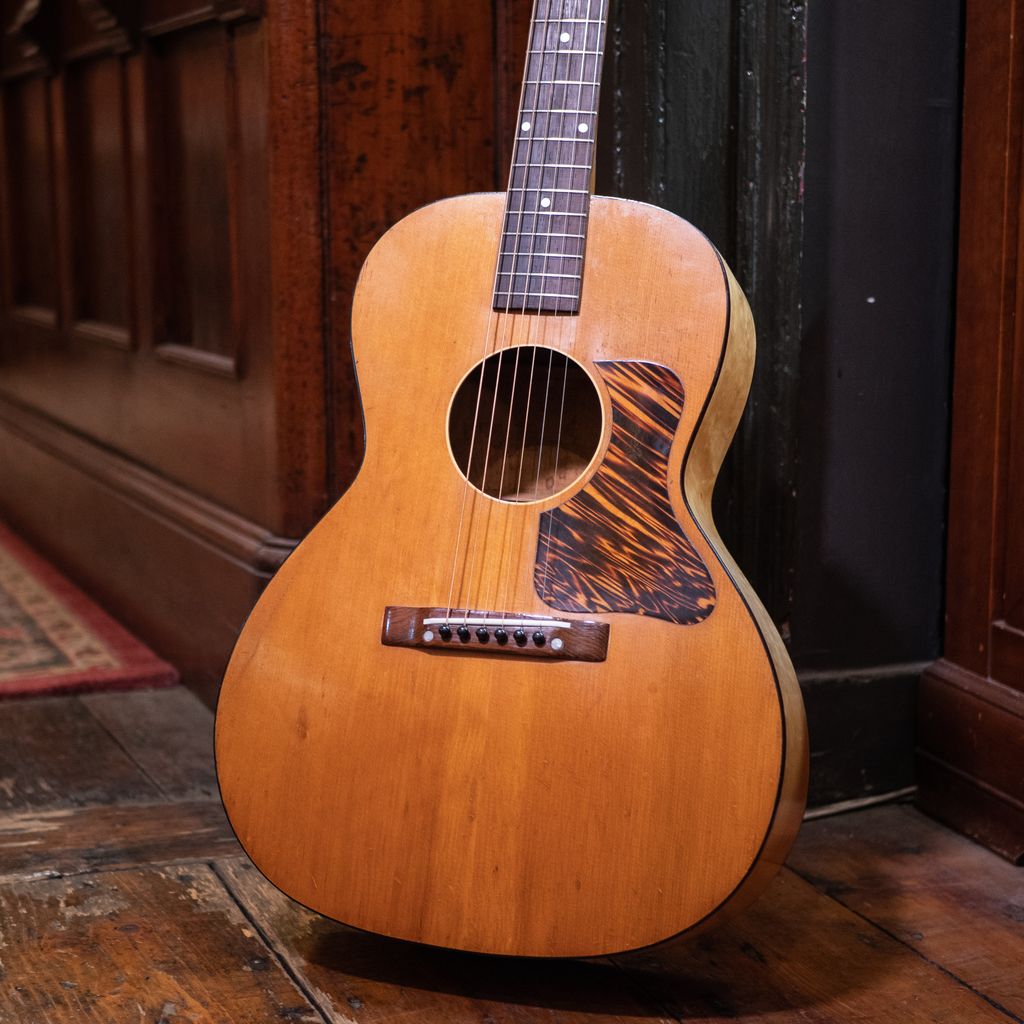 Another excellent vintage acoustic currently available as part of our sale, this 1940 Kalamazoo Oriole is a fantastic example of a rare pre war Kalamazoo flat top from the first production year of the model. Available here! buff.ly/3o9rBOY