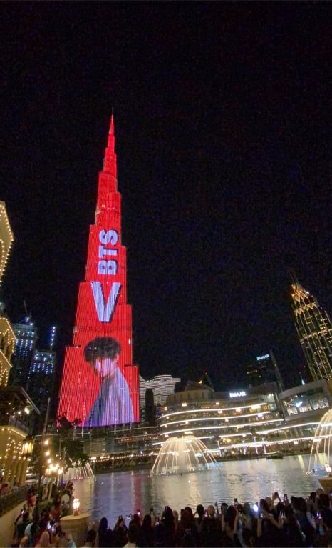 WORLDMUSICAWARD's tweet photo. #BTS’ #V takes over #Dubai, performing his self-composed #WinterBear in a virtual sound and lights show on the #BurjKhalifa, the tallest building in the world!👨‍🎤💥🇪🇭🗼🔥👑💜
https://t.co/voIKiI1GUN https://t.co/mnz8UxJo8x