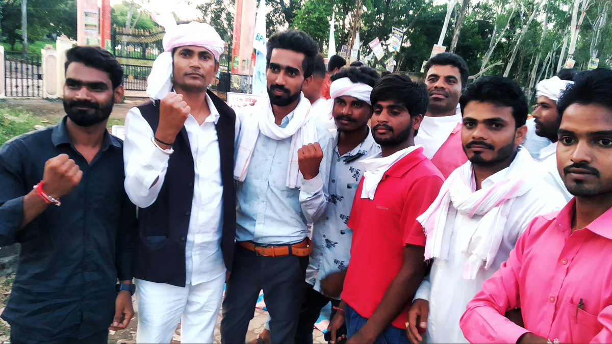 कुछ इस कदर वाकिफ है मेरी कलम मेरे जज्बातों से, मैं इश्क भी लिखना चाहूं तो इंकलाब लिखा जाता है😎