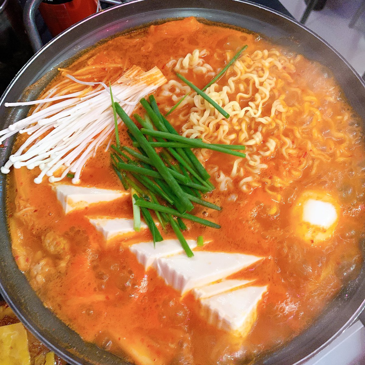 Theerajess's tweet photo. นึกว่าอยู่ฮงแด ร้านอาหารเกาหลีแนววัยรุ่นกินดื่ม จุฬาซอย 5 ได้บรรยากาศเกาหลีจริงๆ #อร่อยไปแดก #aroi #foodie #koreanfood #cheonman https://t.co/fqnSCw4xL8