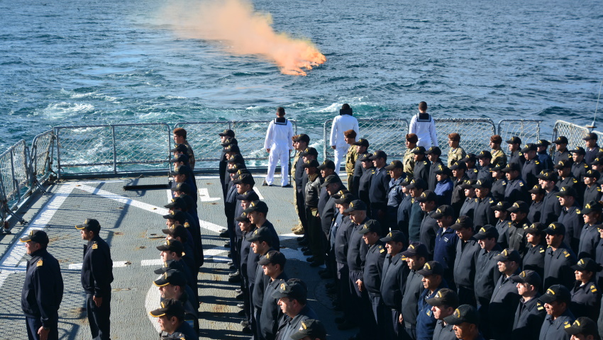 Los44AraSJ's tweet photo. La tripulación del destructor A.R.A "La Argentina" rindió honores a los tripulantes del submarino, permaneciendo en el lugar donde se encuentran los 44 tripulantes del #ARASanJuan 🇦🇷⚓️ durante Nochebuena y Navidad.
#nolvidamos
#siemprepresentes
https://t.co/u7bhI7MrWE https://t.co/fgav5gOE6p