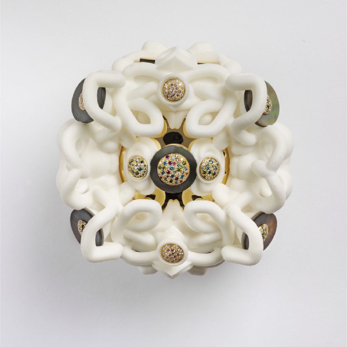 A feast for the eyes. Using melding digital design, 3D printing, and traditional silversmithing techniques, Silvia Weidenbach bold jewellery demands attention. Take a closer look at the techniques and inspiration behind her exuberant pieces. fal.cn/3ctK8