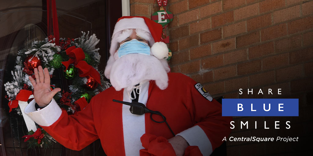 ShareBlueSmiles's tweet photo. Officer Delorm with the @SkokiePolice brought holiday magic to the homes of children who were unable to visit Santa. The role of Santa Claus was just as fulfilling to Officer Delorm as it was to the Skokie community. https://t.co/abydShyMYH