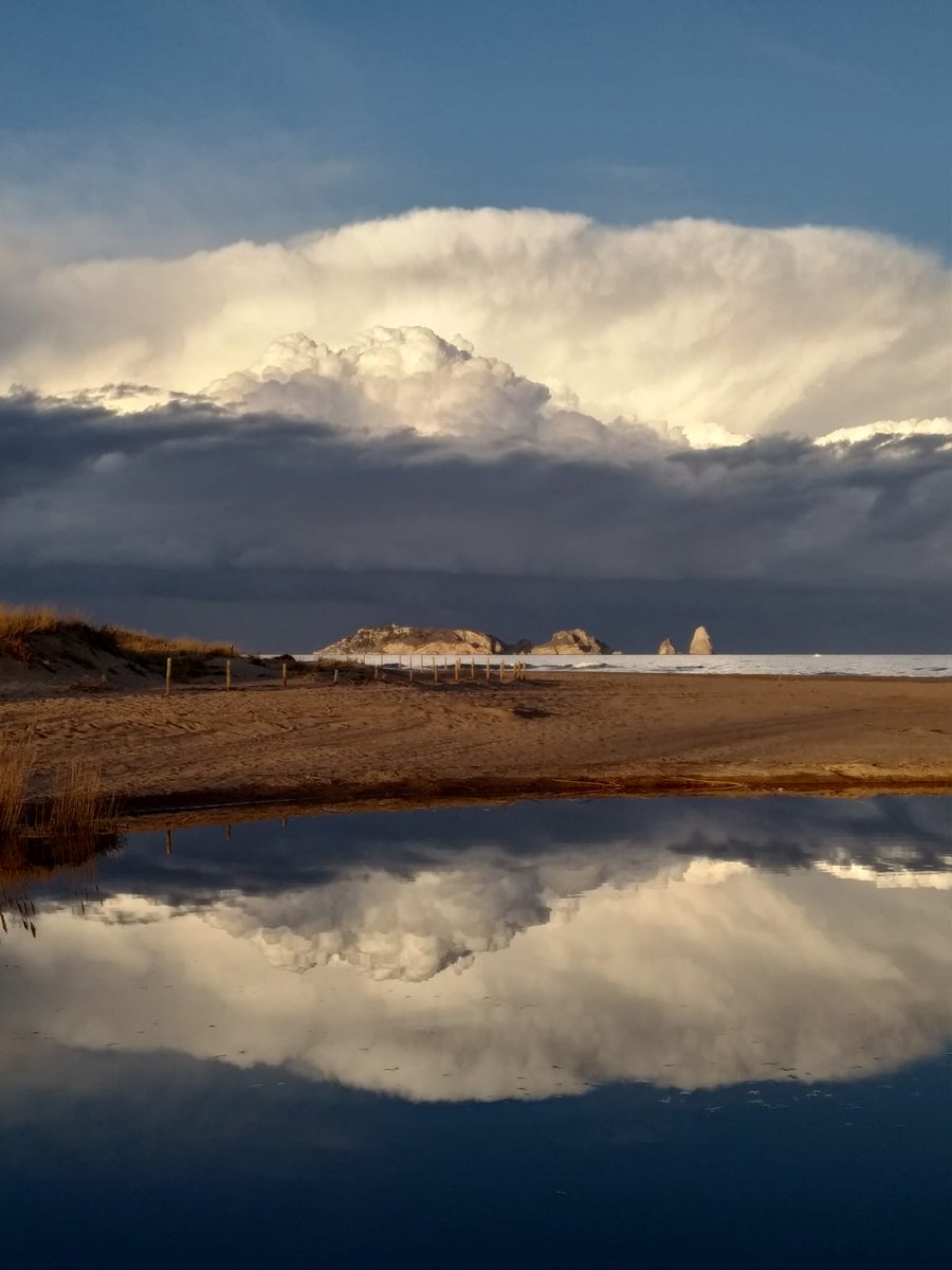 Des de les Bases d'en Coll #Pals un imponent #Cumulonimbus es reflecteix a l'aigua. Les Illes Medes al fons. 
L'aire fred fa de les seves al #AltEmpordà i deixa precipitacions al voltant del #CapdeCreus 
Prova de girar la foto 🔃
📷 Gerard Font
