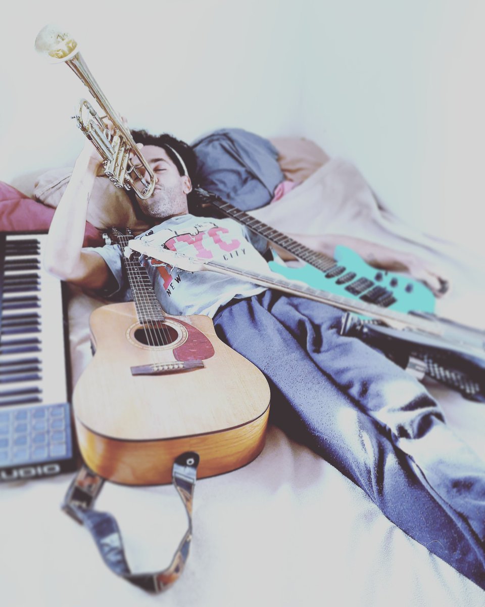 AndrewDebb's tweet photo. Comme un bébé et ses doudous 😂😂😂
#guitare #guitar #basse #bass #clavier #keyboard #trompette #trumpet #fender #squier #maudio #vincentbach #musicien #musician #baby #bébé #andrewdebb https://t.co/e3CcIz0VgY