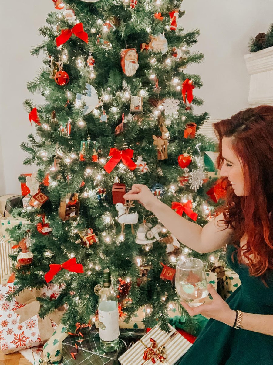 vinhoverdewines's tweet photo. This year especially, it's important to enjoy every relaxing moment of the holiday season—and while adventuring to Portugal to explore #VinhoVerde hasn't been possible in 2020, there's always something new to experience. #VinhoVerdeWines helps make the season bright 🌠 https://t.co/U2cD8ayXRM