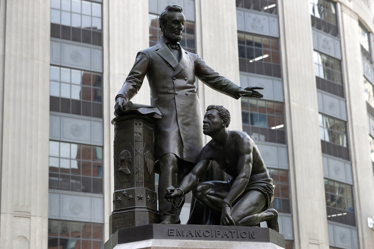It's a statue of the slave rising after he is freed from the chains of slavery by Lincoln. The original was fully paid for by emancipated slaves.
Here was the Frederick Douglas speech at the dedication in 1876: https://t.co/y1QzCEDOFV https://t.co/Q95hesOEPB