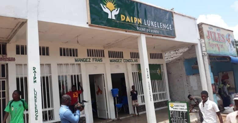 DBangala's tweet photo. Dans les points de vente ouverts à travers la ville, une poule pondeuse de 2 kilos se vend actuellement à 12.000 francs contre 18.000 francs il y a 18 mois tandis qu’un plateau des œufs est écoulé à 9.000 francs congolais.
#DAIPN/Lukelenge, https://t.co/C8lDaqnnfC https://t.co/nd6dKHTBki