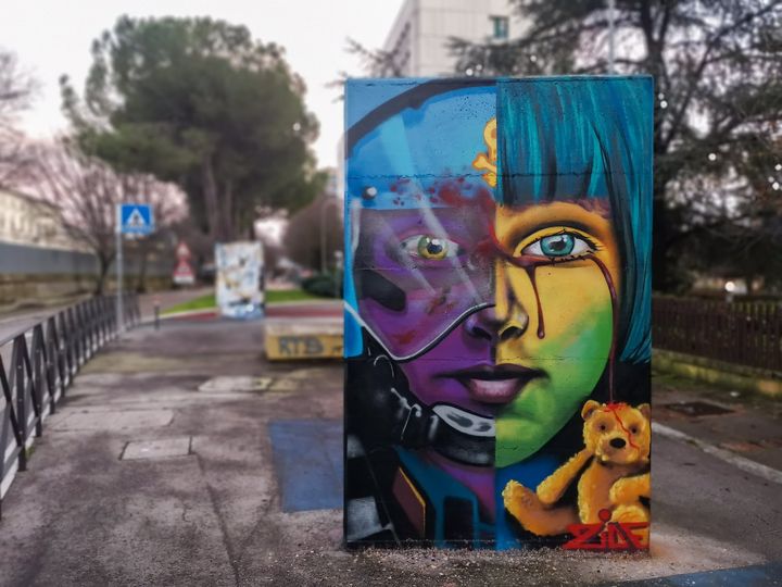 StreetArtUmbria's tweet photo. Dov'è finita la luce?
Un'opera è apparsa nello spazio dedicato alla Street art dal comune di Perugia. L'autore è Zide e raffigura un doppio volto diviso a metà, a sinistra un poliziotto con la visiera, a destra una bambina con un orsacchiotto, su tutti tre un rigagnolo di sangue. https://t.co/uDCNobZnR0