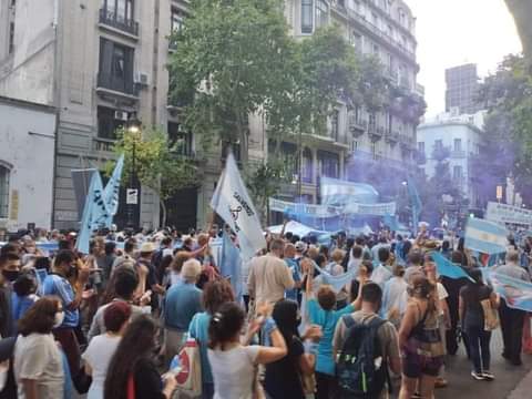 Ivonns_Santllan's tweet photo. Esta es la voz celeste con la que Argentina defiende la vida, porque Argentina no quiere leyes de muerte, quiere leyes que defiendan la VIDA!! 💙 #ArgentinaEsProvida https://t.co/aT5jAzsVqJ