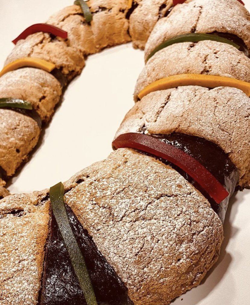 JoseRaCastillo's tweet photo. Pues estoy muy contento por el resultado! Este año será el primero que hagamos Roscas de Reyes en @madrebyjosera; quería hacer algo distinto, fuera de las tradicionales roscas que se pueden comer o pedir en otros lados.  Esta rosca la hacemos con masa madre. https://t.co/4vlcqB7AZa