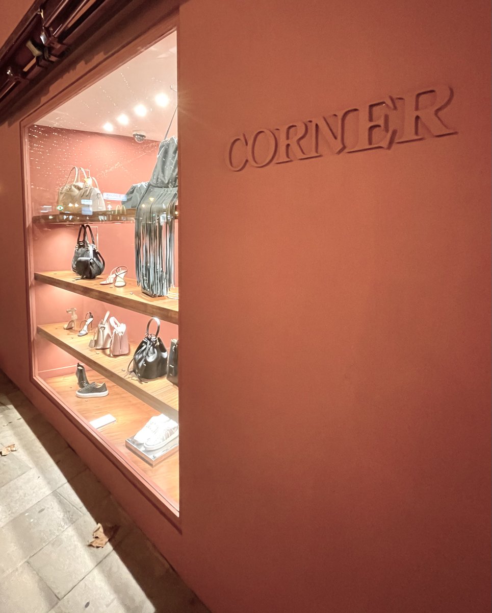 Corner_Mallorca's tweet photo. This is our #cornerluxuryfashionshops women's store window in #PalmaDeMallorca It displays the best edit of high #fashion #bags and shoes for #shoesaddict 
Do you already know which is your favorite bag? https://t.co/uHI58Vjmrn