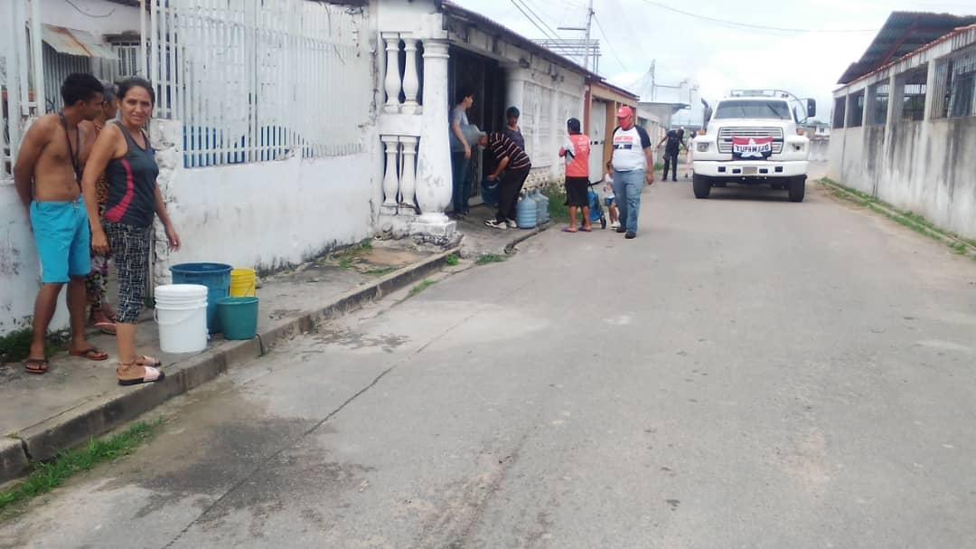 MrtDallacosta's tweet photo. EL AGUA ES VIDA

La Militancia Rebelde Cumpliendo Una Vez mas Con las Comunidades en La Distribución de Agua Potable en el Sector #UD146 Calle tomas Osorio, C/ Alberto Montoya y C/número#42  Contamos con el apoyo de @ZODIBOLIVAR62 G/D Humberto Núñez
#EraRebelde 
@MRT_Bolivar https://t.co/feT0yuO6ZG