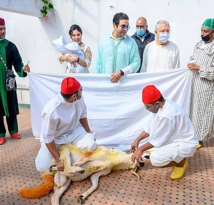 العين حق
ويل لمن أشارت له الأصابع ولو بالخير.
بعد الضجة لي عرفناها بسبب أنس الباز لي قلد مراسم الذبح شبيهة بدار المخزن أثناء حفل عقيقة مولودته هاهي اليوم تفارق الحياة الى دار البقاء بعدما عمرت معنا هذه الدنيا 3 أشهر.