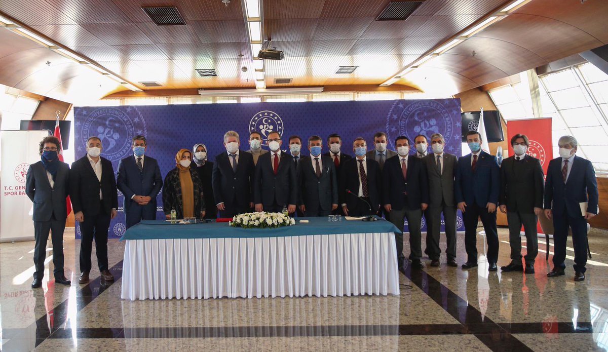 ahmetakca55's tweet photo. Gençlik ve Spor bakanlığı ile ÖZDER arasın da ulusal ve uluslararası arenada mücadele eden sporcu öğrencilerin derneğimize üye okullarımızda %100 burs  imkanı için işbirliği protokolü imzaladık 
Bu imkanı bize sağladığı için sayın Bakanımız Mehmet @kasapoglu beye teşekkür ederim https://t.co/YKOO1RXvl3