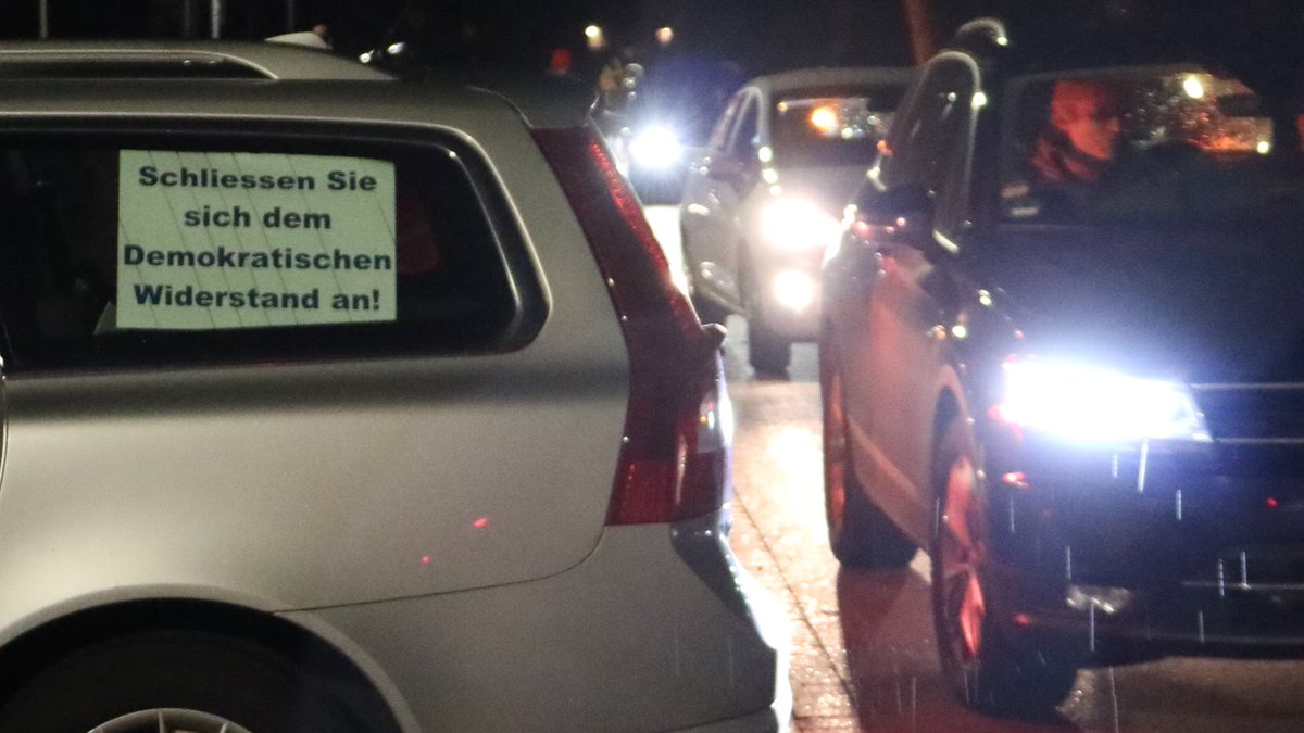 sbamueller's tweet photo. Viele #Querdenker /#Coronarebellen Inhalte: „mRNA Impfung“, „besser alte Schützen mit Obst & Vitaminen“, „gegen Links- & Rechtsextreme“ und stand auch zwischen anderen Autos der Demo. #autokorso #freiburg #cornaleugner https://t.co/JSDNx6C2FG