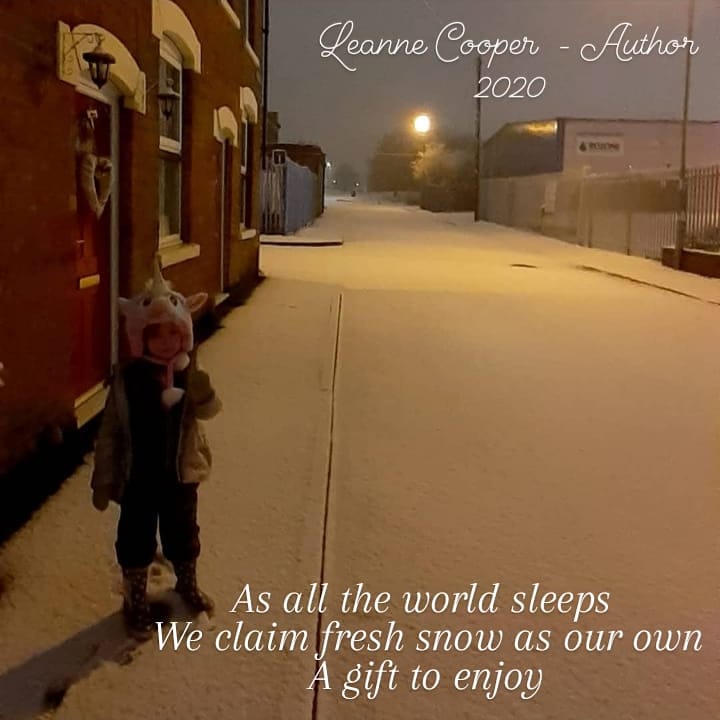 LCooper_author's tweet image. Yesterday&apos;s 6 AM snow adventure turned into haiku ❄⛄

#losthaiku #losthaikuproject #haiku #japanesepoetry #snowday #WinterWonderland