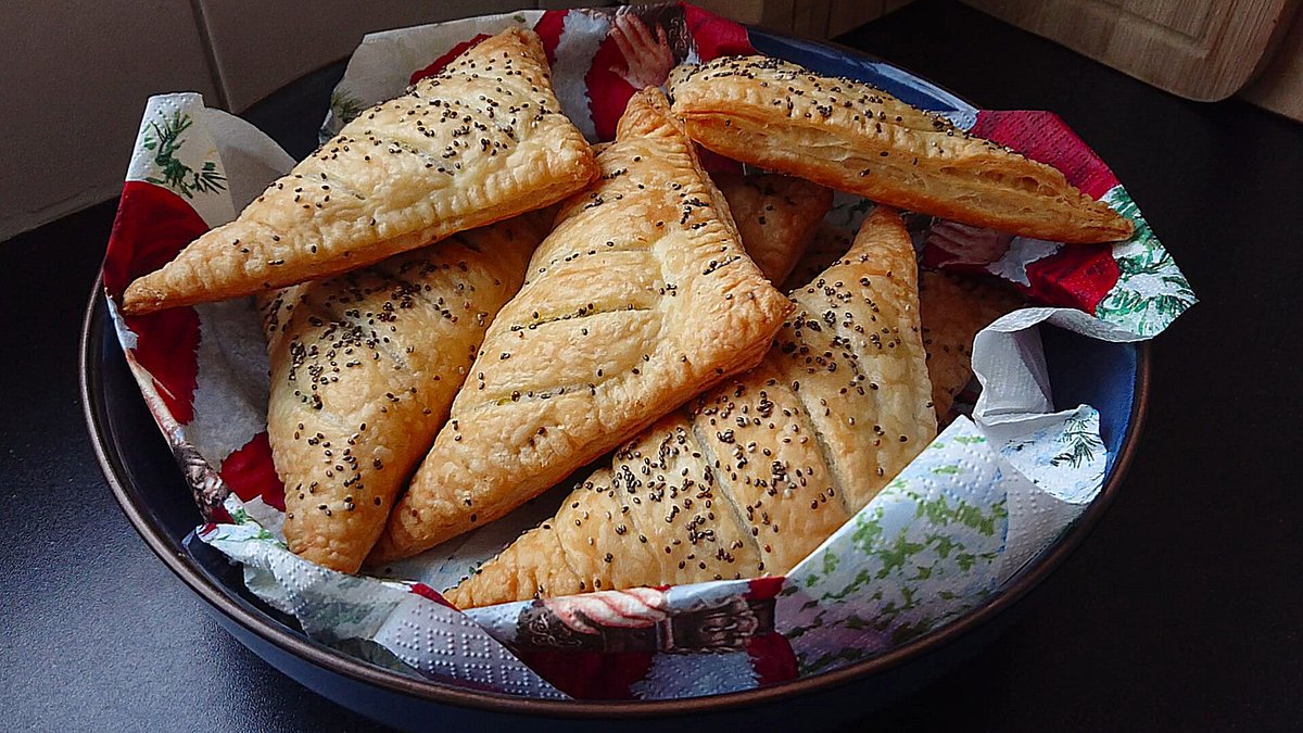 VEGAN BLADERDEEG MET SPINAZIE &amp; FETAKAAS BORRELHAPJES
Met knapperige vegan bladerdeeg en overheerlijke vegan vulling met spinazie en vegan fetakaas is dit bladerdeeg hapje helemaal de bom. Zeer lekker smullen als party snack of tussendoortje.=>> bit.ly/37YzIIJ