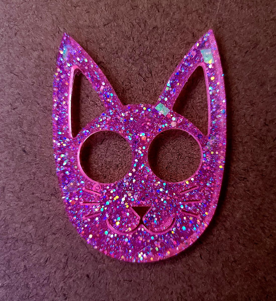 MakisCrafts's tweet image. Kitty defense keychains! These ones are made with resin and using straight semi pigmented glitter.  Also some iridescent flakies in there.  I can make a bunch of different shades via mica powder as well.  Send me a PM!

#defensekitty #kittydefense #catkeychains