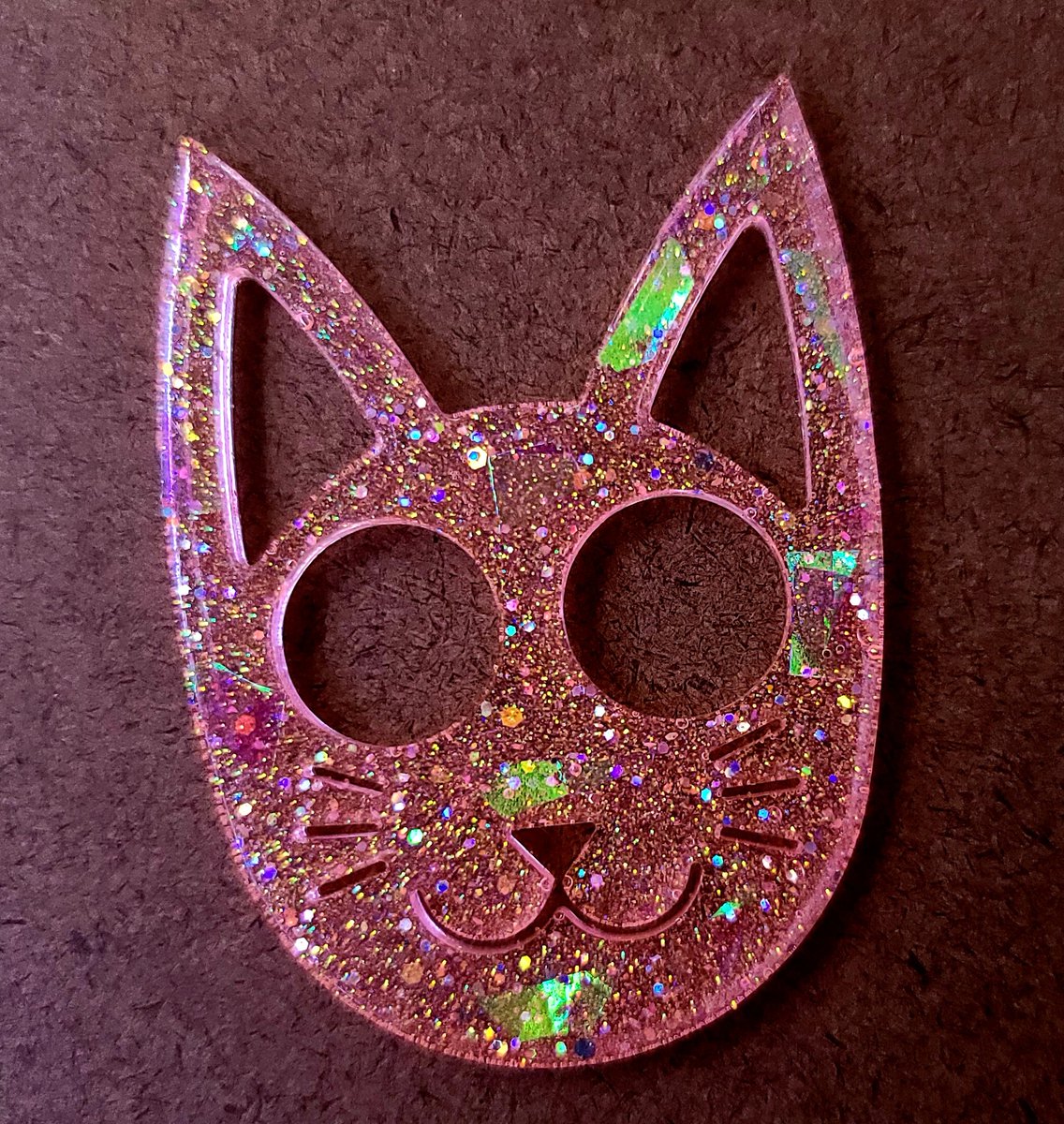 MakisCrafts's tweet image. Kitty defense keychains! These ones are made with resin and using straight semi pigmented glitter.  Also some iridescent flakies in there.  I can make a bunch of different shades via mica powder as well.  Send me a PM!

#defensekitty #kittydefense #catkeychains