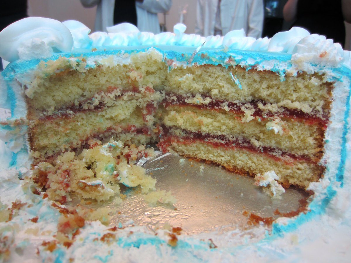 Groe__'s tweet image. How to eat Dominican cake with Guava filling in it.. CORRECTLY