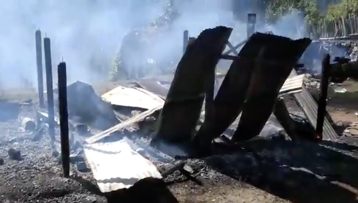 AlertaChiapas's tweet photo. Al menos 30 casas quemadas, tres retenidos, tres desaparecidos, niños y mujeres desplazados y un herido de bala por enfrentamiento comunitario en la localidad El Bosque de #SanCristóbalDeLasCasas. Pobladores acusan ser agredidos por personas del Ejido Yashtinin esta la mañana. https://t.co/350YMyNCz8