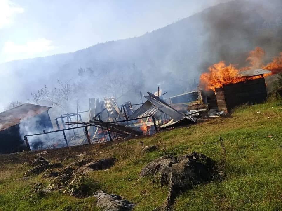 AlertaChiapas's tweet photo. Al menos 30 casas quemadas, tres retenidos, tres desaparecidos, niños y mujeres desplazados y un herido de bala por enfrentamiento comunitario en la localidad El Bosque de #SanCristóbalDeLasCasas. Pobladores acusan ser agredidos por personas del Ejido Yashtinin esta la mañana. https://t.co/350YMyNCz8