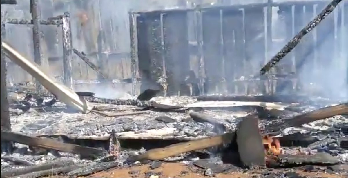 AlertaChiapas's tweet photo. Al menos 30 casas quemadas, tres retenidos, tres desaparecidos, niños y mujeres desplazados y un herido de bala por enfrentamiento comunitario en la localidad El Bosque de #SanCristóbalDeLasCasas. Pobladores acusan ser agredidos por personas del Ejido Yashtinin esta la mañana. https://t.co/350YMyNCz8
