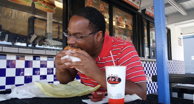ATburgers2's tweet photo. That first bite feeling. 🙌🍔 Come grab your favorites from A &amp; T today! #AandTBurgers #LAeats #ComptonCA #LAFoodie #BurgersOfLA https://t.co/iNBOZJZEG2