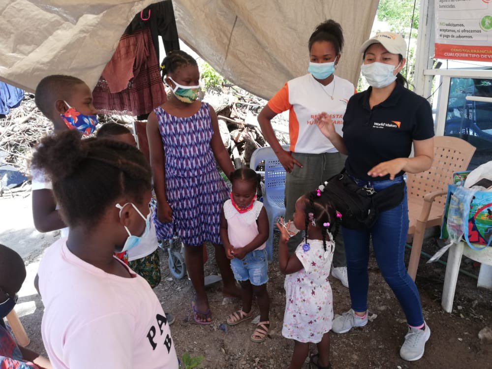 WorldVisionCO's tweet photo. El plan estratégico de respuesta a la emergencia por la ola invernal sigue adelante y World Vision, con su equipo humanitario, sigue con jornadas de atención en el archipiélago de San Andrés, Providencia y Santa Catalina brindando espacios protectores para la niñez afectada. https://t.co/Ktb8P05wIJ