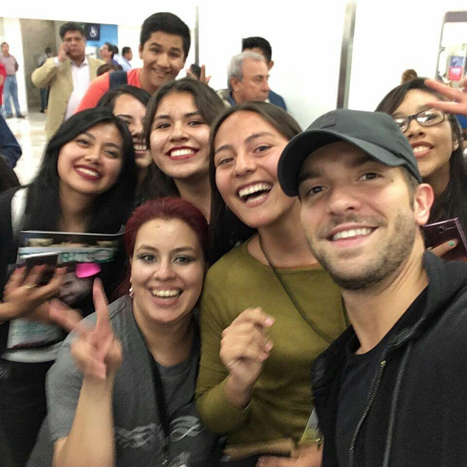 userrrsa's tweet photo. Tu @legionalboranmx hoy está de fiesta! @pabloalboran 🤩
Hoy festejamos 6 años de apoyar tu talento en México, agradecida de corazón por formar parte de una familia tan unida que celebra a diario tu música.
Saludos de tu @LegAlboranQro 
#6AnosLegion https://t.co/jtHn9IxmxY